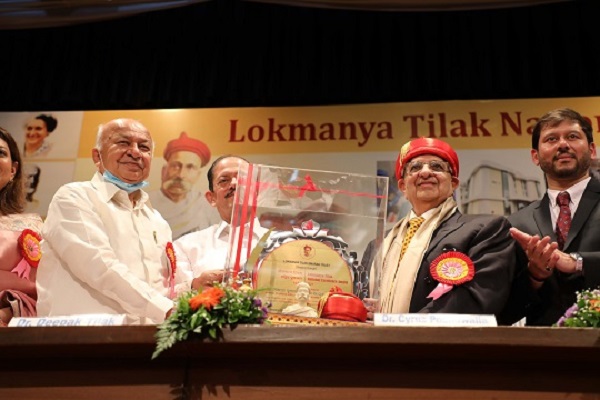 dr cyrus s poonawalla receives lokmanya tilak national award 2021